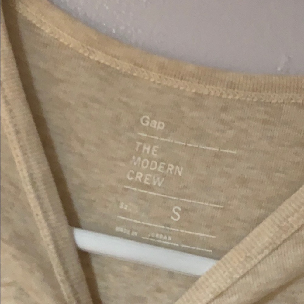 Basic tee never worn - Picture 2 of 2